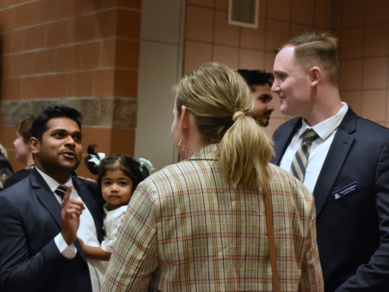 Photo of Mudith Weerabaddanage, his daughter, David Bradshaw, and Judge Kelly Huber chatting. 