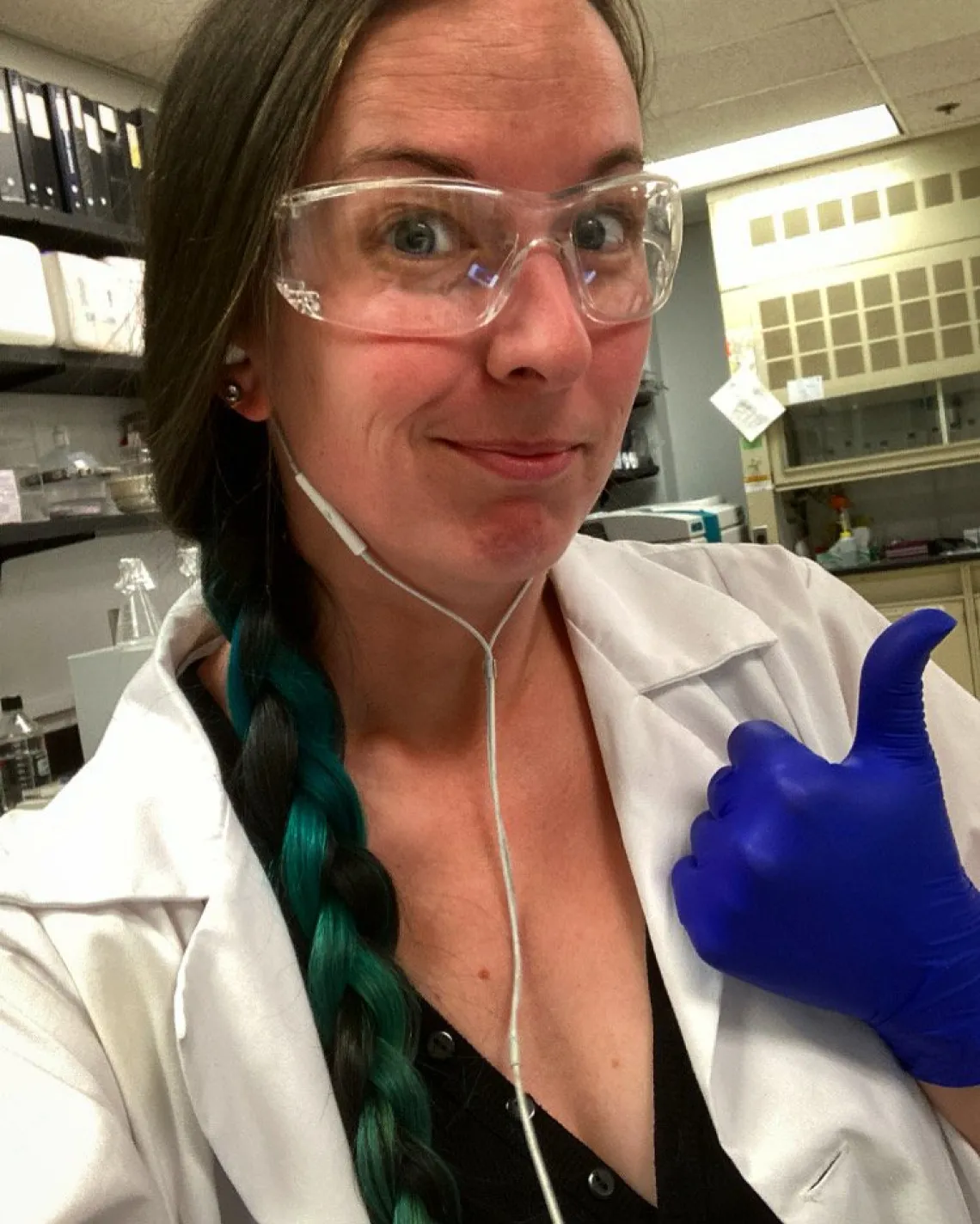 Sarrah Hannon in a lab giving a thumbs up.