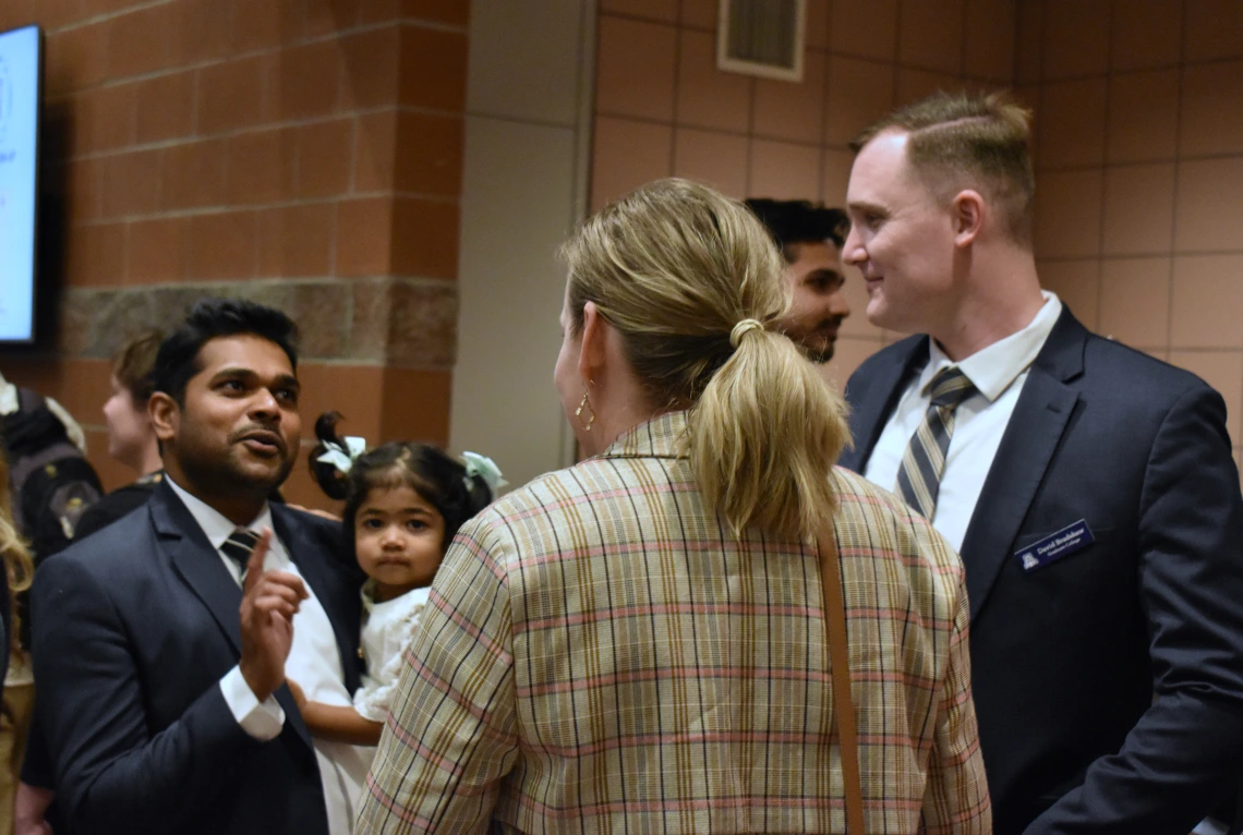 Photo of Mudith Weerabaddanage, his daughter, David Bradshaw, and Judge Kelly Huber chatting. 